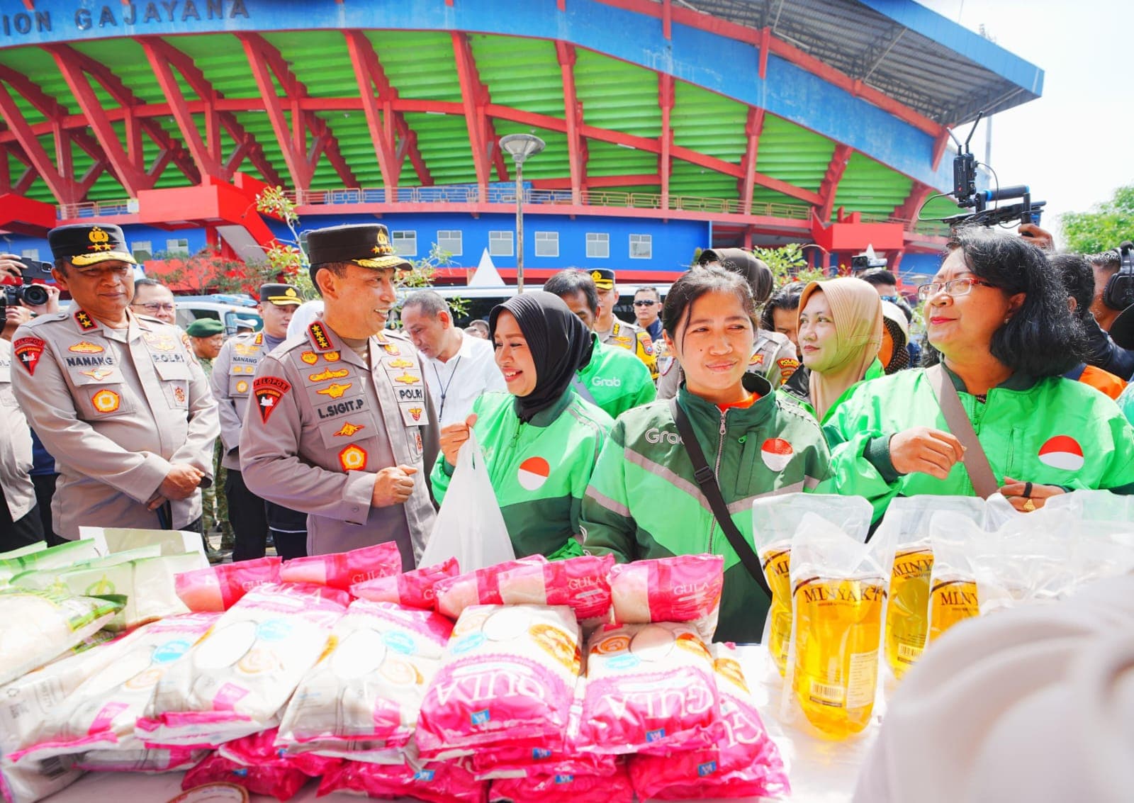 Kapolri Jenderal Listyo Sigit Prabowo bersama para ojol di Jawa Timur (Foto: Polri)