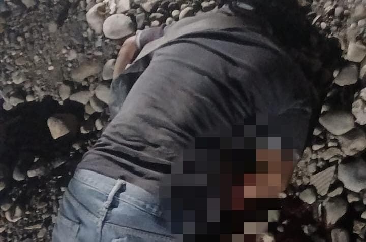 Seorang pria tewas usai ditikam oleh anggota KKB (Foto: Istimewa)