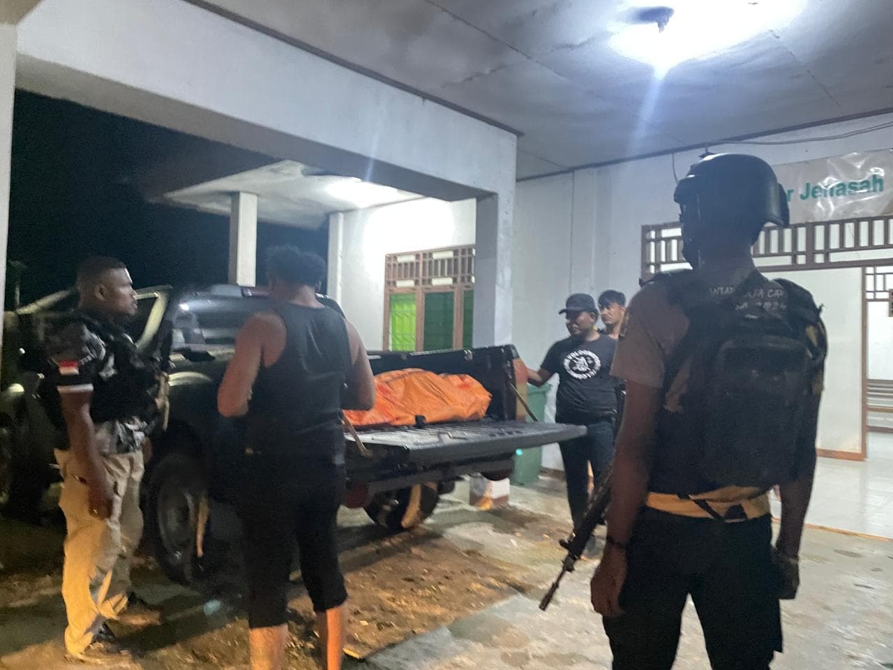 Seorang warga tewas usai dianiaya KKB (Foto: Polri)