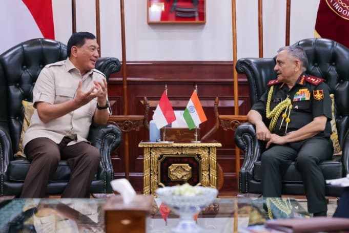 Kerja Sama Pertahanan India-Indonesia Meningkat Melalui Kunjungan Penting Jenderal Anil Chauhan kepada Menteri Pertahanan Sjafrie Sjamsoeddin.