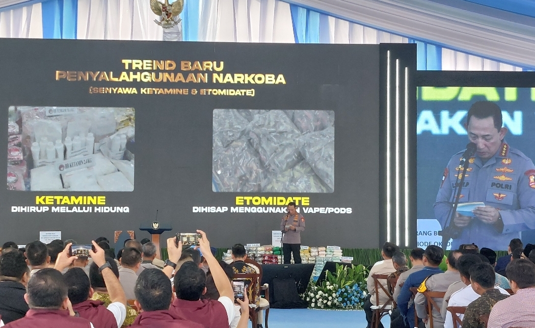 Kapolri Jenderal Listyo Sigit Prabowo dalam kegiatan pemusnahan barang bukti narkoba di Lapangan Bhayangkara, Jakarta Selatan (Foto: Hastina/REQnews)