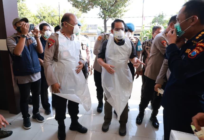 Kapolda Jawa Timur, Irjen Nanang Avianto meninjau proses identifikasi korban robohnya bangunan di Pondok Pesantren (Ponpes) Al Khoziny (Foto: Polri)