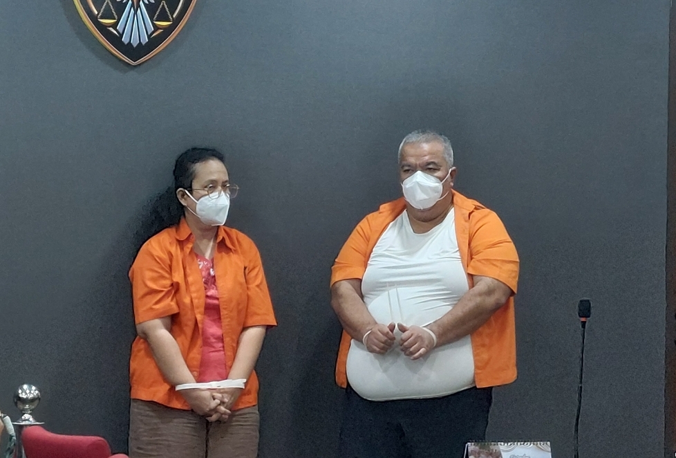 Dua tersangka dugaan korupsi pengelolaan keuangan PT Sarana Pembangunan Riau (SPR) (Foto: Hastina/REQnews)