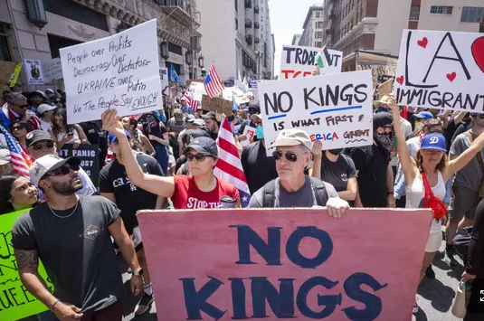 Warga AS Turun ke Jalan Menyaurakan Penolakan Kebijakan Donald Trump (Foto: RINGO CHIU/AFP)