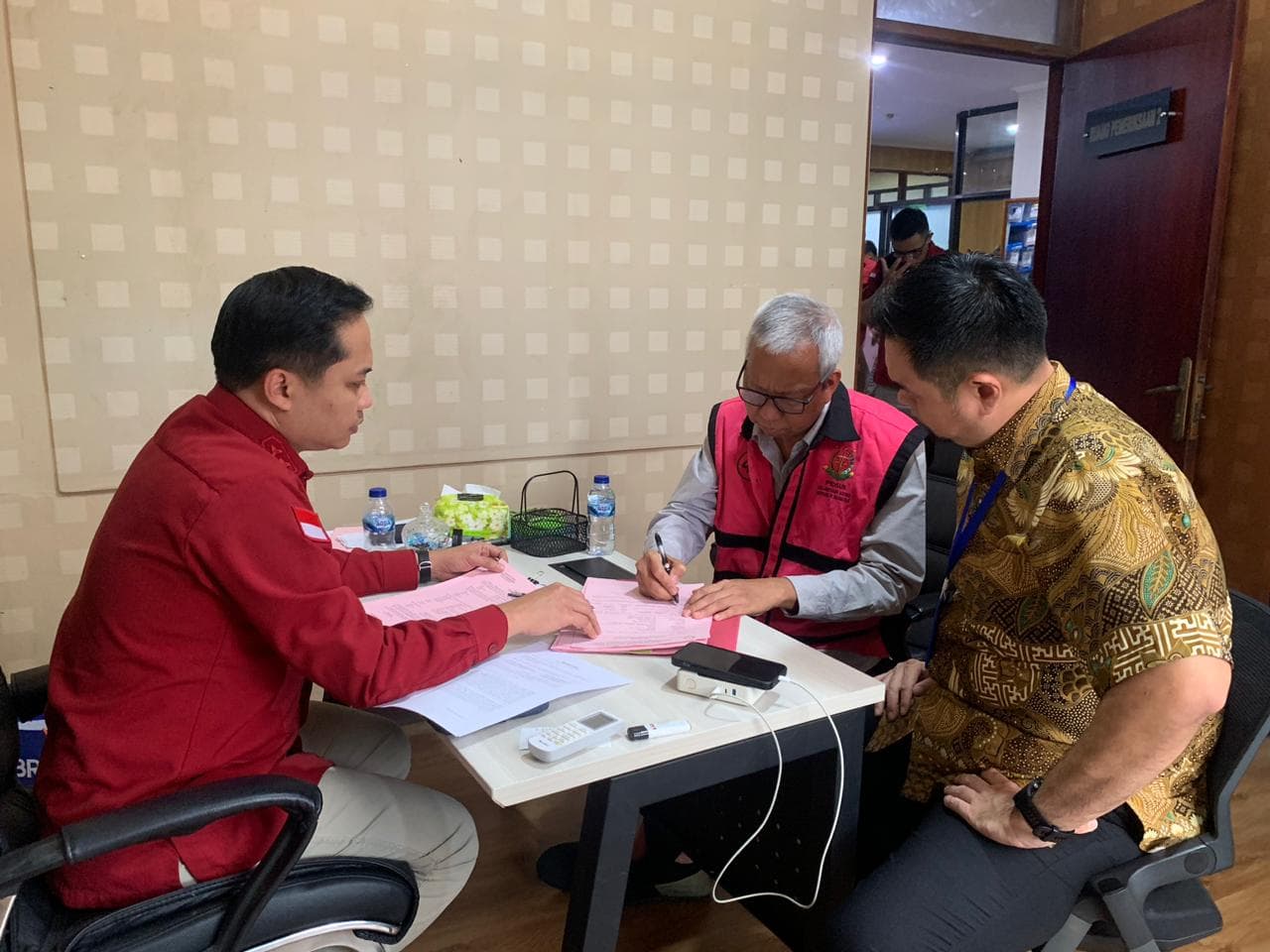 Pelimpahan tersangka dan berkas perkara dugaan korupsi minyak mentah PT Pertamina (Foto: Kejaksaan)