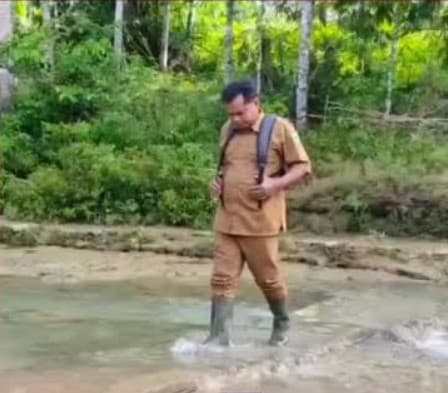 Menjaga Mimpi, Kisah Keteguhan Guru Armani Mengajar 17 Tahun Seorang Diri di Pelosok Pandeglang