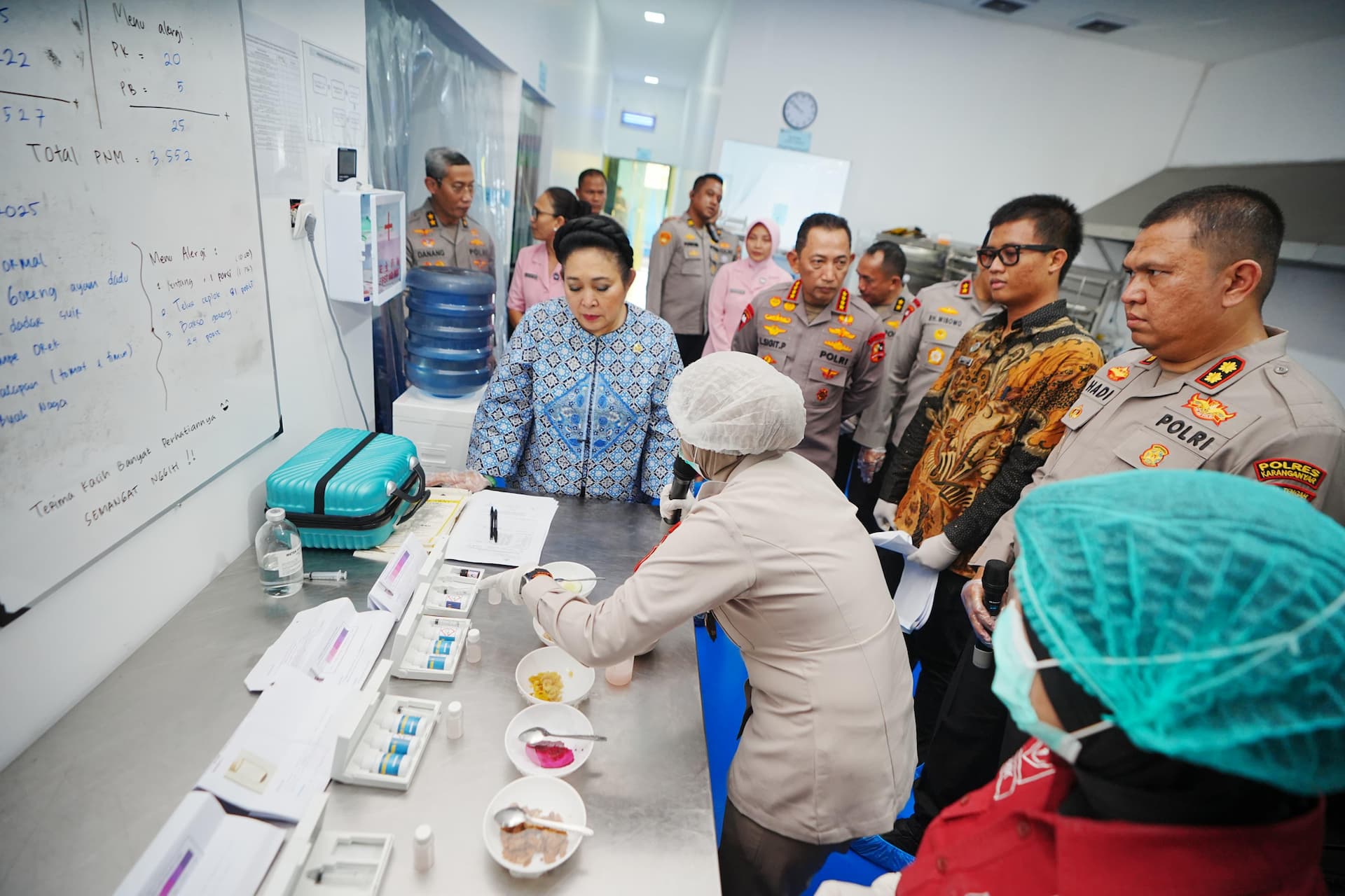 Kapolri Jenderal Listyo Sigit Prabowo bersama Ketua Komisi IV DPR RI Siti Hediati Hariyadi (Titiek Soeharto) meninjau SPPG Yayasan Kemala Bhayangkari Polres Karanganyar, Jawa Tengah (Foto: Polri)