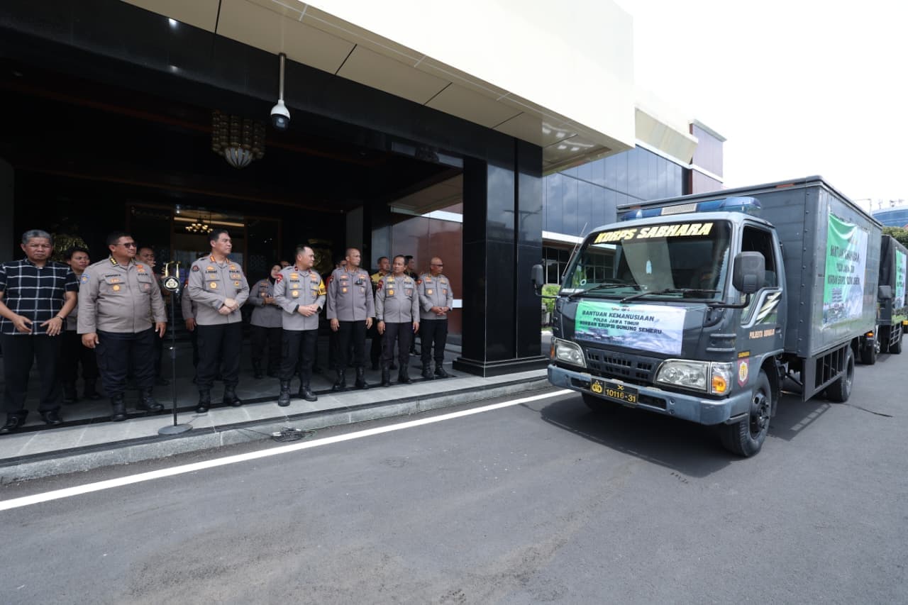 Polda Jatim Kasih Bantuan Kemanusiaan untuk Warga Terdampak Erupsi Gunung Semeru