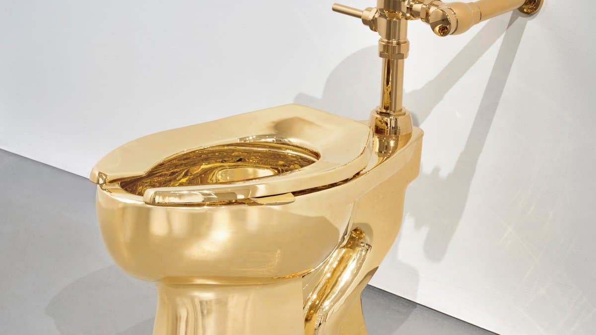 Toilet Emas Karya Pematung Maurizio Cattelan Dilelang