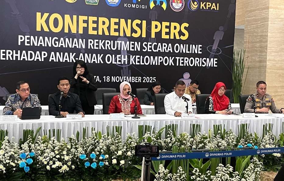 Konferensi pers terkait pengungkapan kasus perekrutan anak oleh jaringan terorisme lewat media sosial (medsos) di Mabes Polri, Jakarta Selatan. (Foto: Hastina/REQnews)