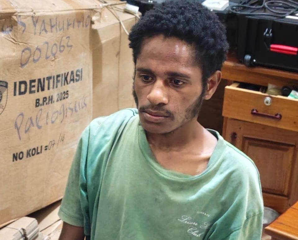 Polisi menangkap anggota KKB, Iron Heluka di Yahukimo, Papua Pegunungan (Foto: Polri)