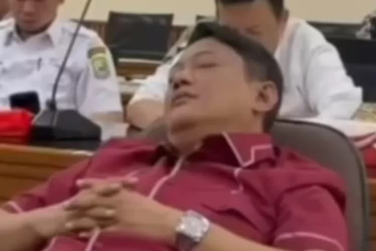 Viral Dirut PDAM Tirta Patriot Kota Bekasi Tidur Saat Rapat. (Foto: Instagram)