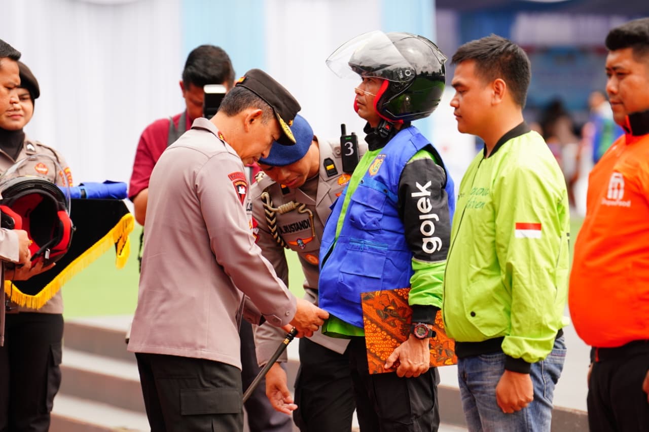Kapolri Jenderal Listyo Sigit Prabowo bersama para ojek online di Jawa Barat (Foto: Polri)