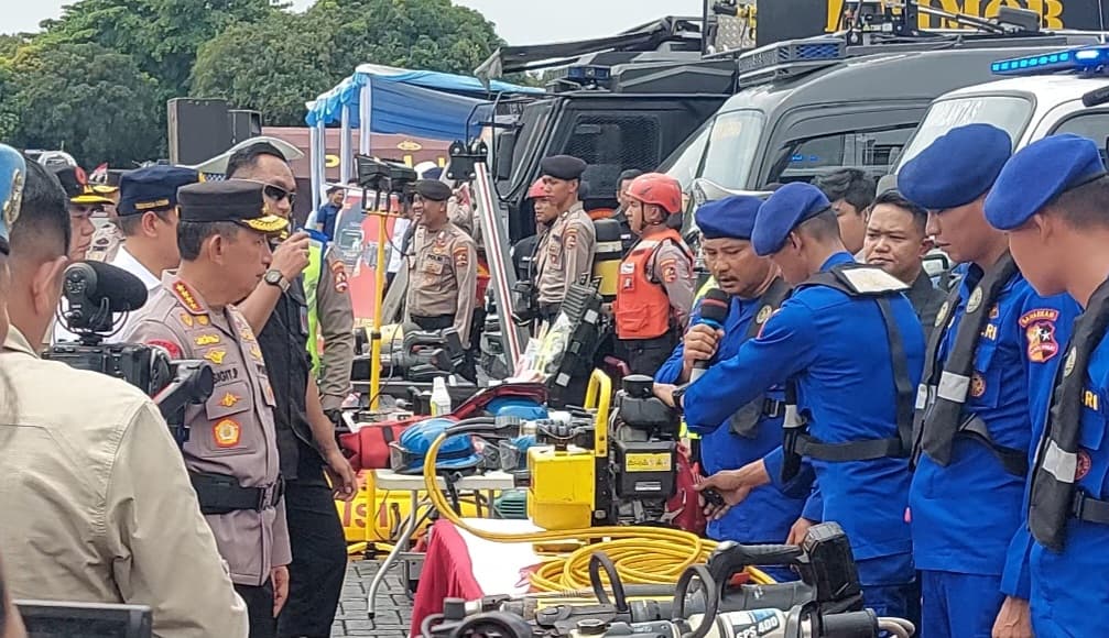 Kapolri Jenderal Listyo Sigit Prabowo mengecek peralatan tanggap darurat bencana (Foto: Hastina/REQnews)