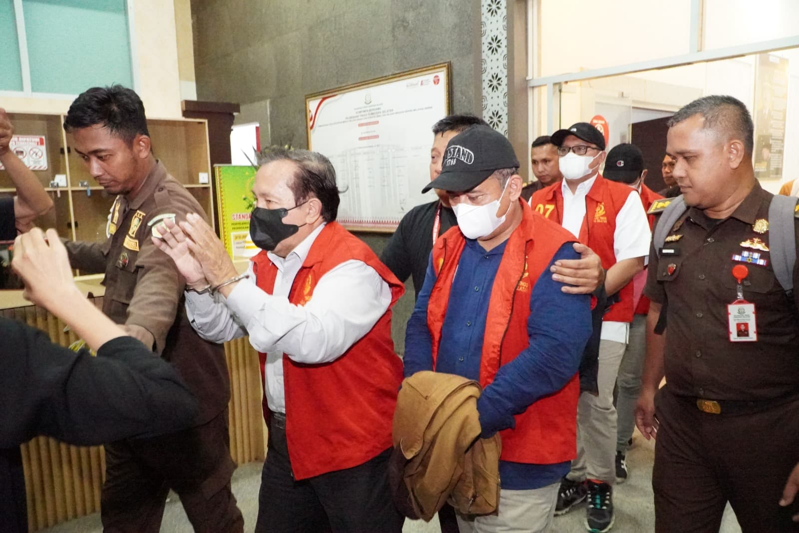 Kejaksaan Tinggi Sumatera Selatan menetap enam tersangka dugaan korupsi pemberian fasilitas kredit oleh Bank BUMN (Foto: Kejaksaan)