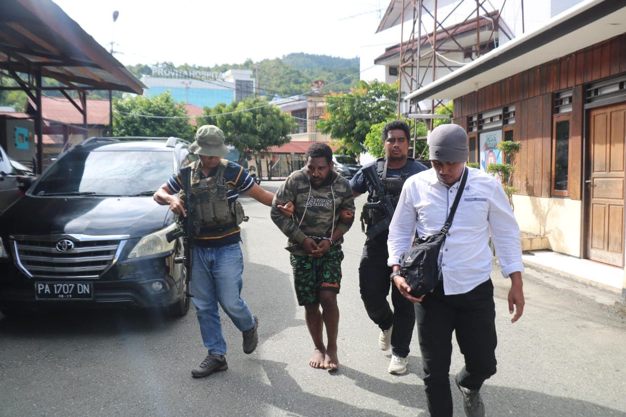 Penangkapan anggota KKB pembunuh nakes di Kiwirok, Papua (Foto: Polri)