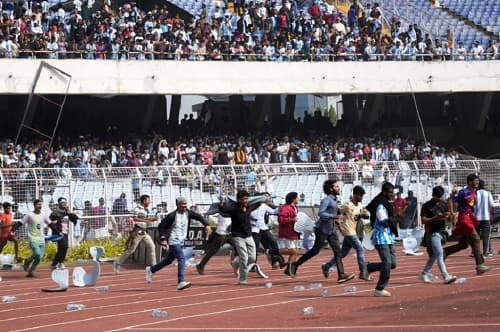 Fans India merusak stadion di saat megabintang sepak bola Lionel Messi datang (Foto: AP)