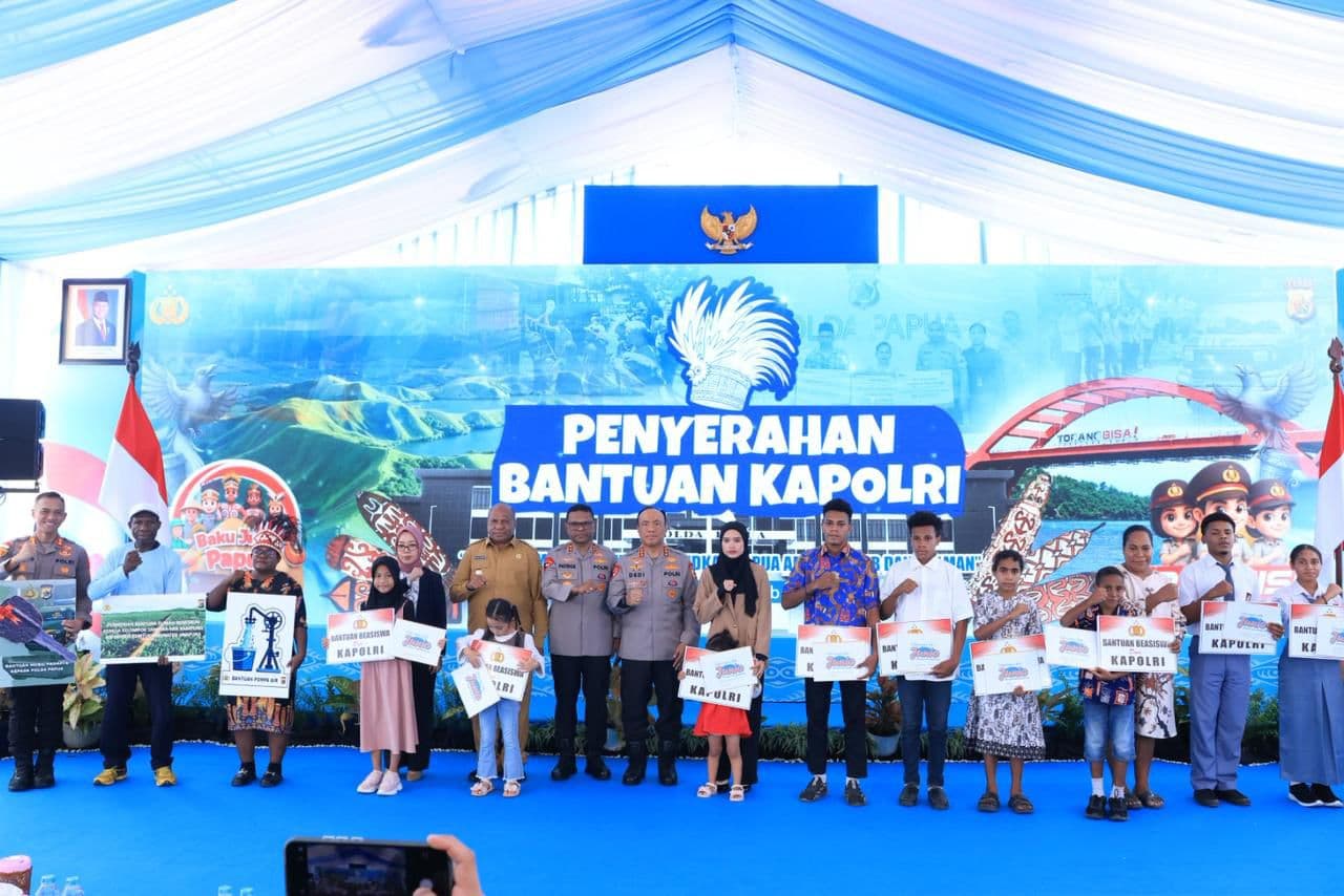 Wakapolri Komjen Dedi Prasetyo secara simbolis menyerahkan bantuan pendidikan untuk 10 anak korban KKB di Papua (Foto: Polri)