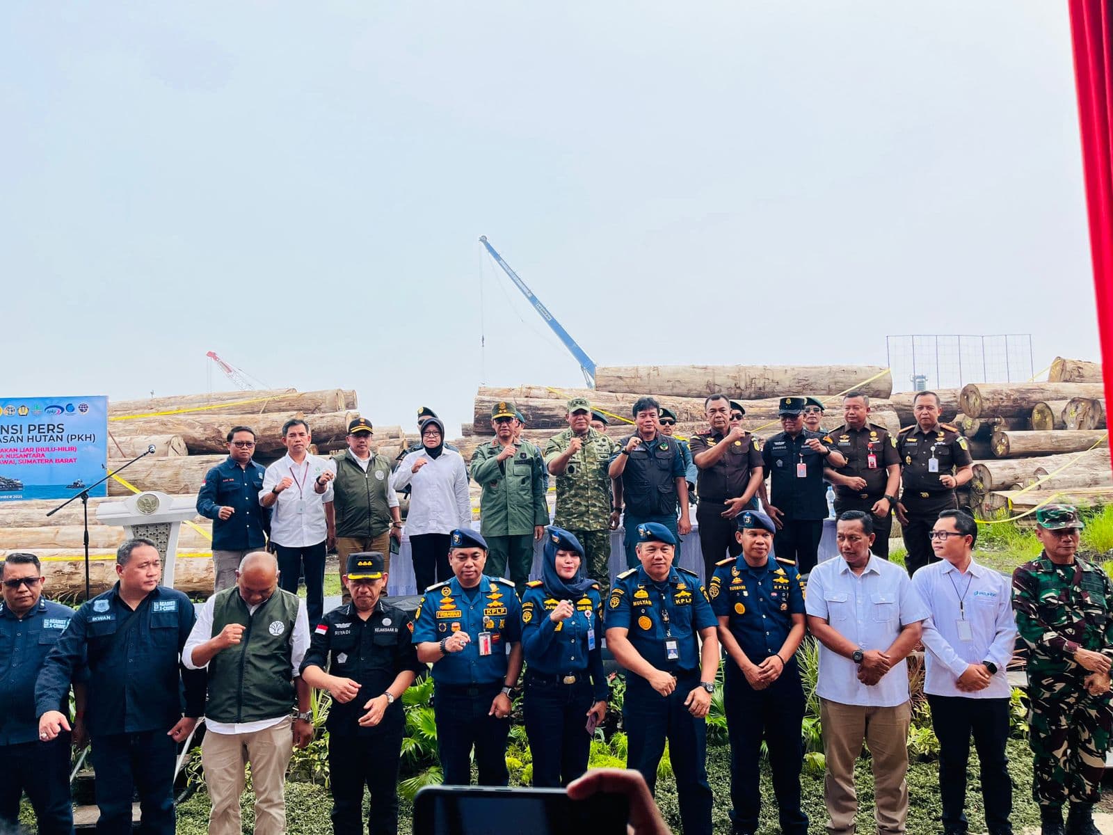 Pengungkapan kasus pembalakan liar di Mentawai, Provinsi Sumatera Barat (Foto: Kejaksaan)