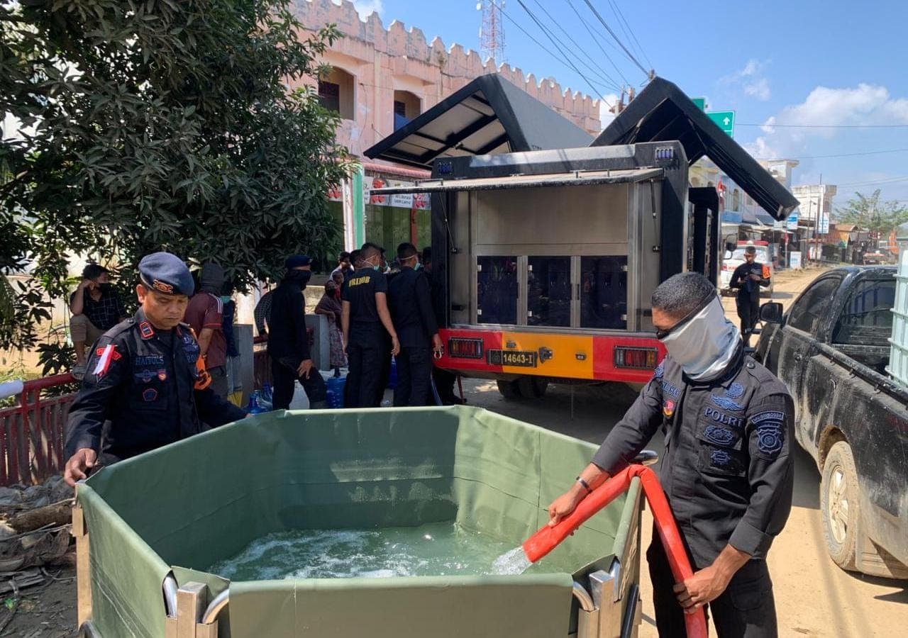 Polri menyalurkan air bersih untuk masyarakat terdampak banjir di Aceh (Foto: Polri)