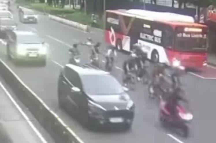 Viral Detik-detik Kecelakaan Vice President Sekretaris SKK Migas, Tewas Tabrak Bus TransJakarta Saat Bersepeda. (Foto: Instagram)
