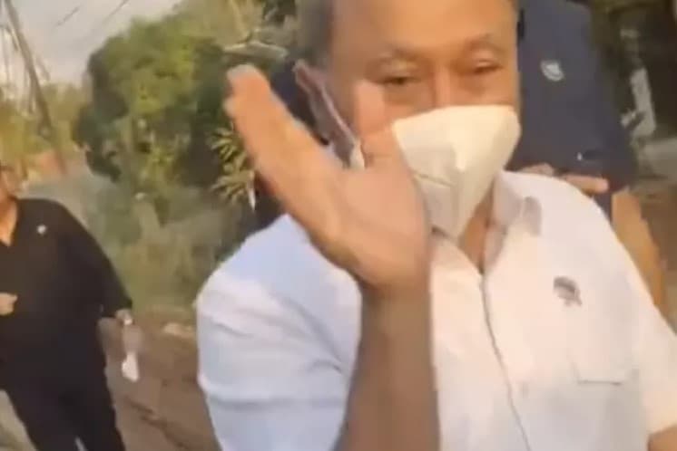 Viral Zulhas Terekam Kamera Ogah Salaman dengan Warga Korban Bencana. (Foto: TikTok)