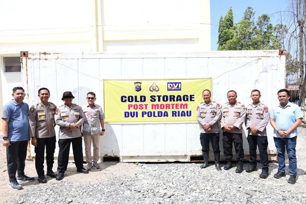 Polda Riau Kirim Peti Pendingin Jenazah untuk Korban Bencana ke RSUD Lubuk Basung