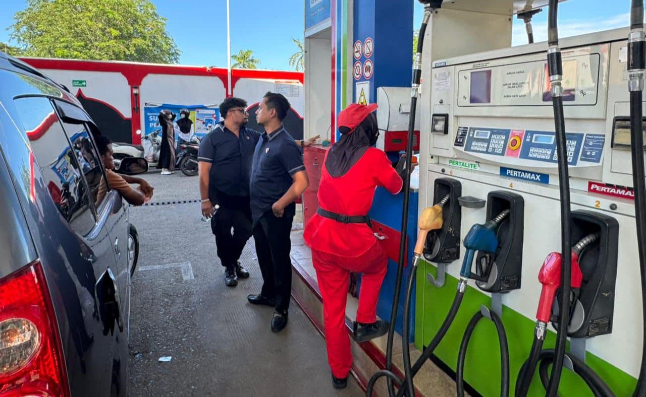 Polisi melakukan pengawasan di SPBU Aceh (Foto: Polri)