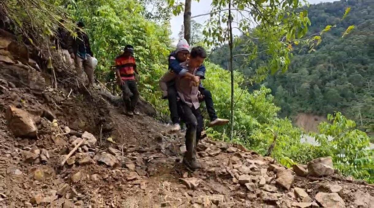 Polisi mengevakuasi warga korban bencana yang sakit (Foto: Istimewa)
