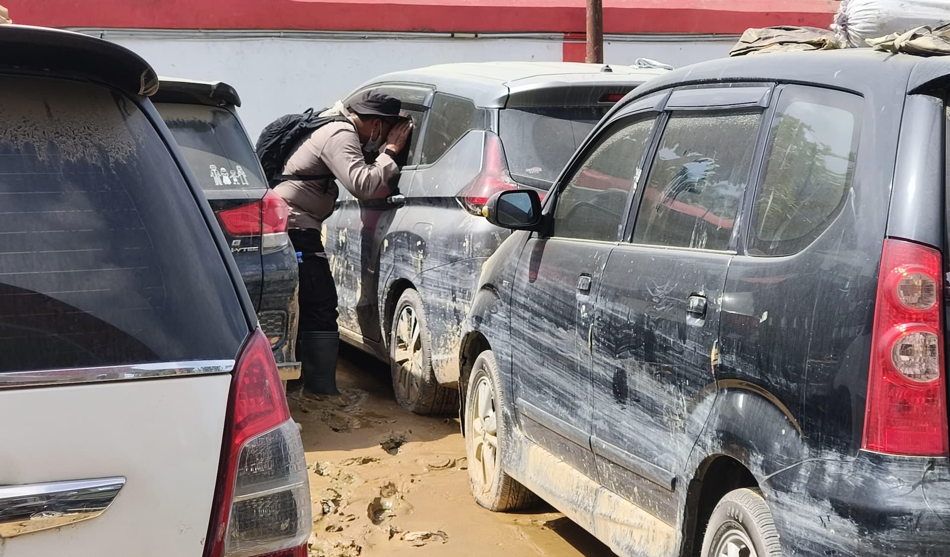 Pengecekan mobil terdampak banjir bandang di Aceh Tamiang (Foto: Polri)