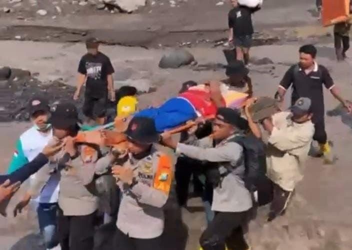 Polri melakukan evakuasi masyarakat terdampak lahar dingin Gunung Semeru, Jawa Timur (Foto: Istimewa)