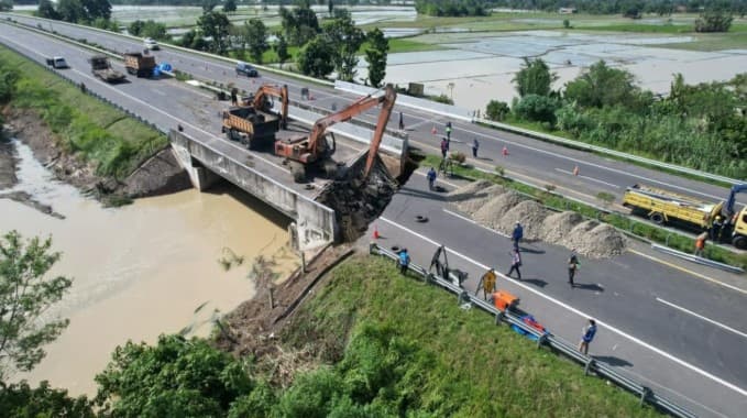 Jasa Marga Lakukan Perbaikan Cepat Jalan Tol Terdampak Bencana Banjir di Ruas Tol Medan-Kualanamu-Tebing Tinggi.