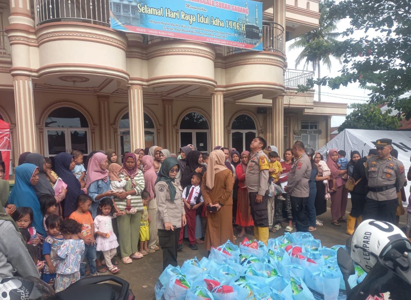 Polda Sumatera Barat memberikan bantuan untuk ibu hingga balita terdampak bencana (Foto: Istimewa)