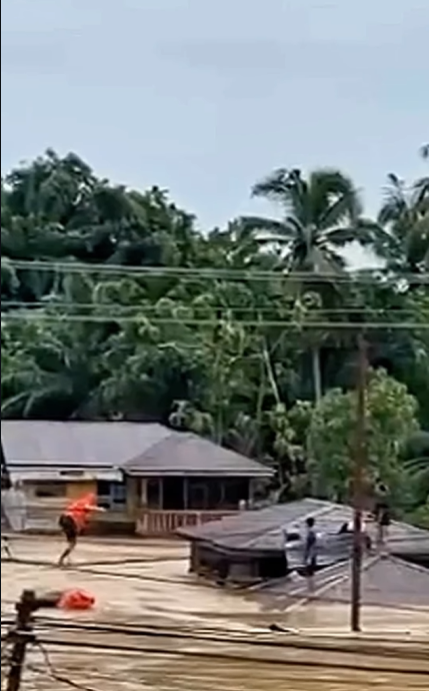 Salut! Ini Potret Anggota TNI Pemberani yang Selamatkan Korban Banjir, Dari Dewasa hingga Bayi!