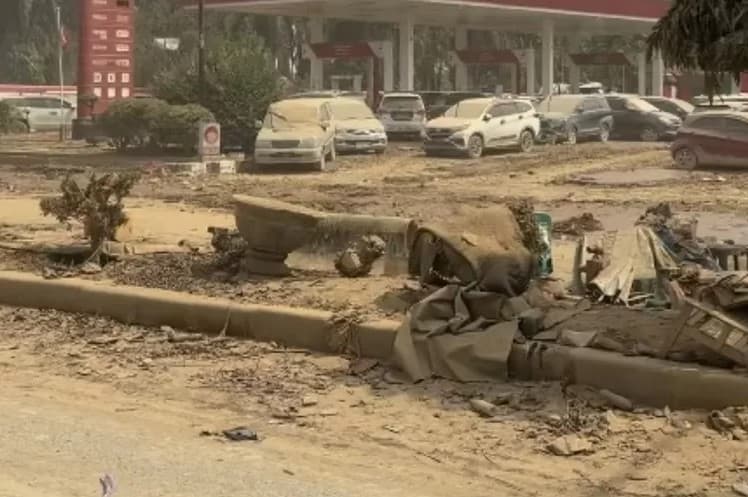 Viral Video Kondisi di Kuala Simpang Usai Diterjang Banjir Dahsyat, Banyak Mobil Bergelimpangan Berisi Mayat. (Foto: Instagram)