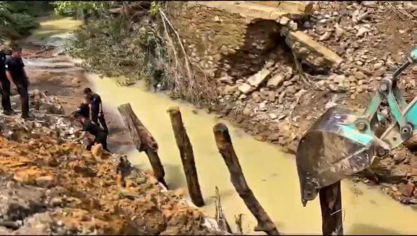 Brimob Polda Kaltara memperbaiki jembatan ambruk di Sebatik Tengah, Kalimantan Utara (Foto: Istimewa)