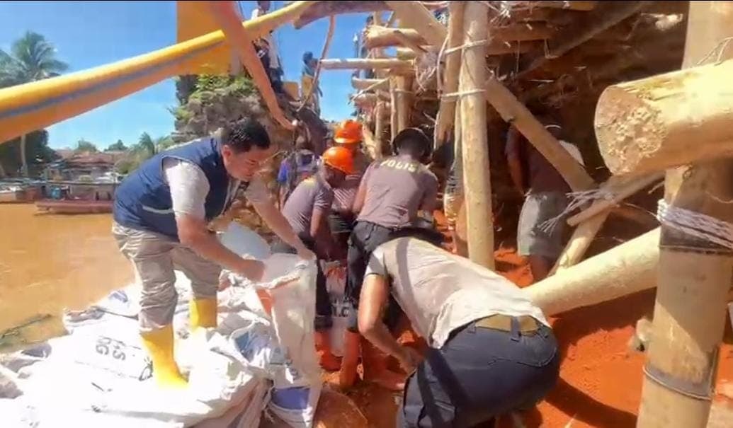 Perbaikan akses utama Jembatan Pandan, Tapanuli Tengah (Foto: Polri)