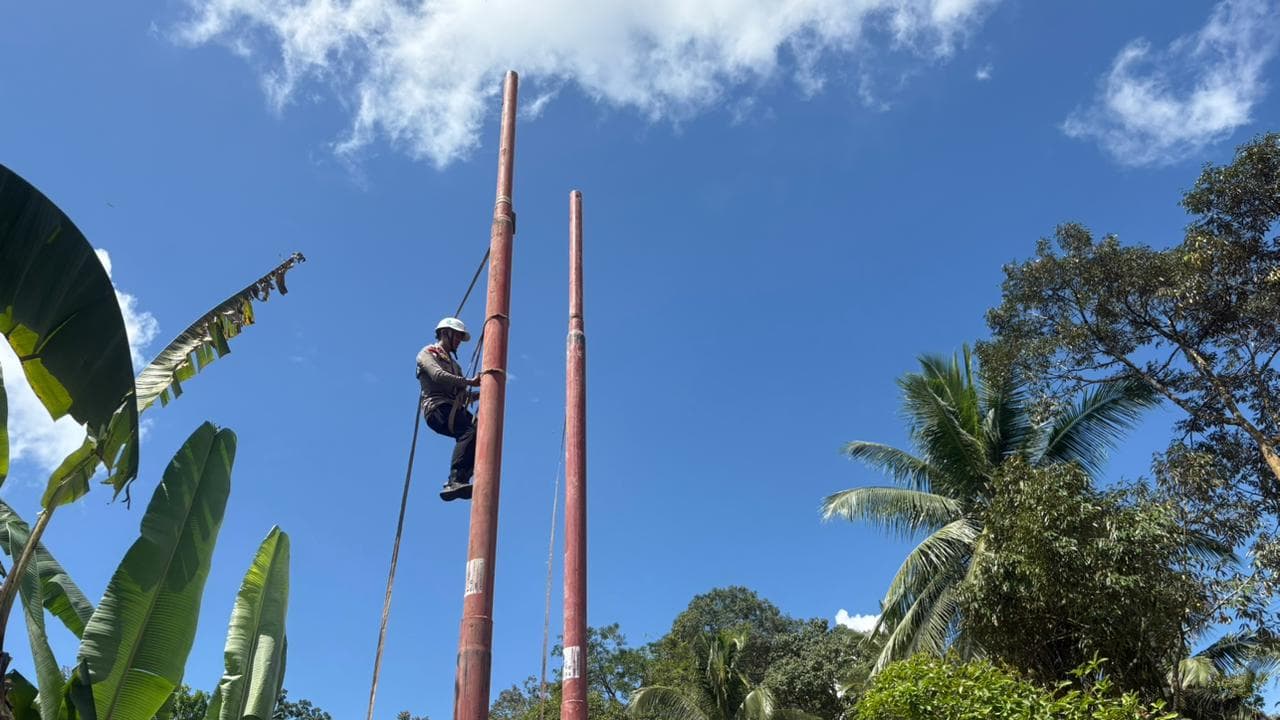 Polri turut mendukung pemulihan listrik pascabanjir di Sumatera Barat (Foto: Polri)