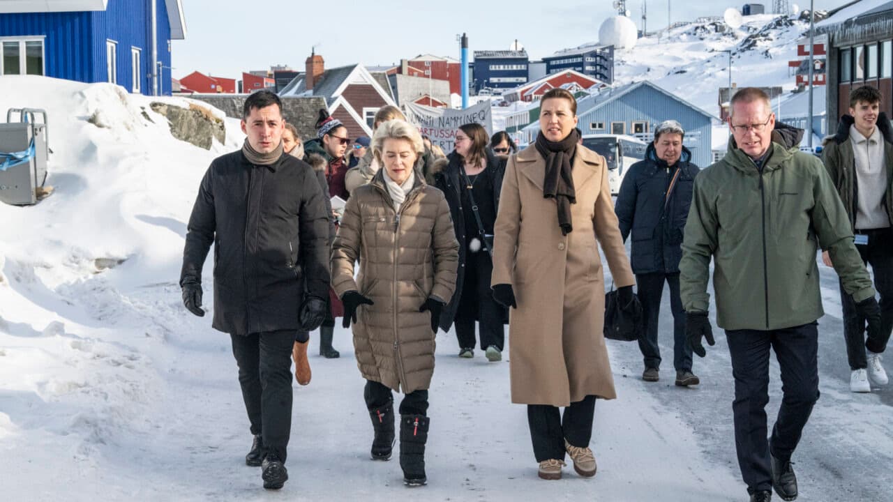 PM Denmark Mette Frederiksen dan Presiden Komisi Eropa Ursula von der Leyen -- kedua dari kanan dan kedua dari kiri -- berjalan-jalan di Nuuk, Greenland, 15 Maret 2024. Foto: Ritzau Scanpix | Leiff Josefsen PM Denmark Mette Frederiksen dan Presiden Komisi Eropa Ursula von der Leyen -- kedua dari kanan dan kedua dari kiri -- berjalan-jalan di Nuuk, Greenland, 15 Maret 2024. Foto: Ritzau Scanpix | Leiff Josefsen