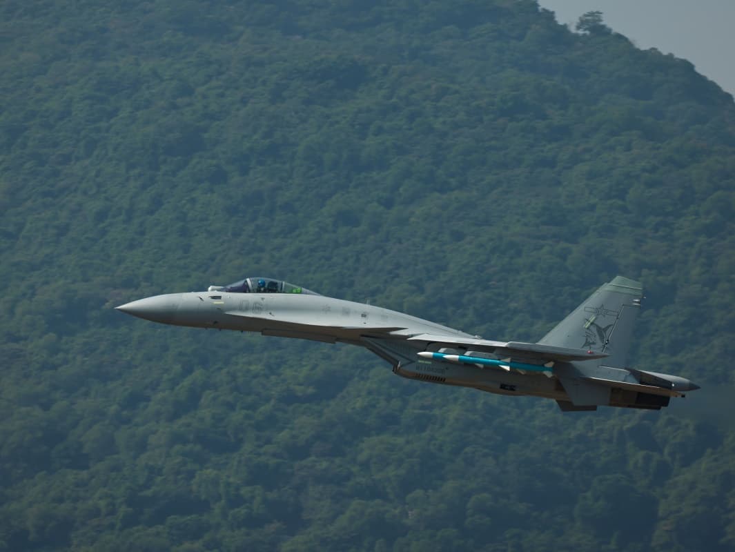 Jet Tempur J-15 Tiongkok Kunci Radar Jet Tempur Jepang di Okinawa