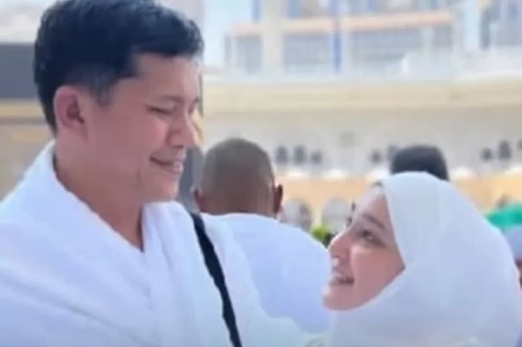 Bupati Aceh Selatan Asyik Umroh Bareng Istri dan Tinggalkan Warganya Usai Bencana Alam. (Foto: Instgaram/@almisbahtravel_aceh)
