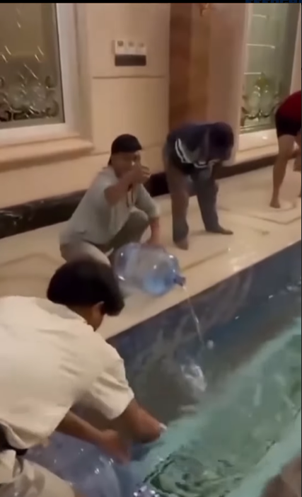 Viral Video Sejumlah Orang Isi Kolam Renang dengan Air Galon Tuai Reaksi Warganet