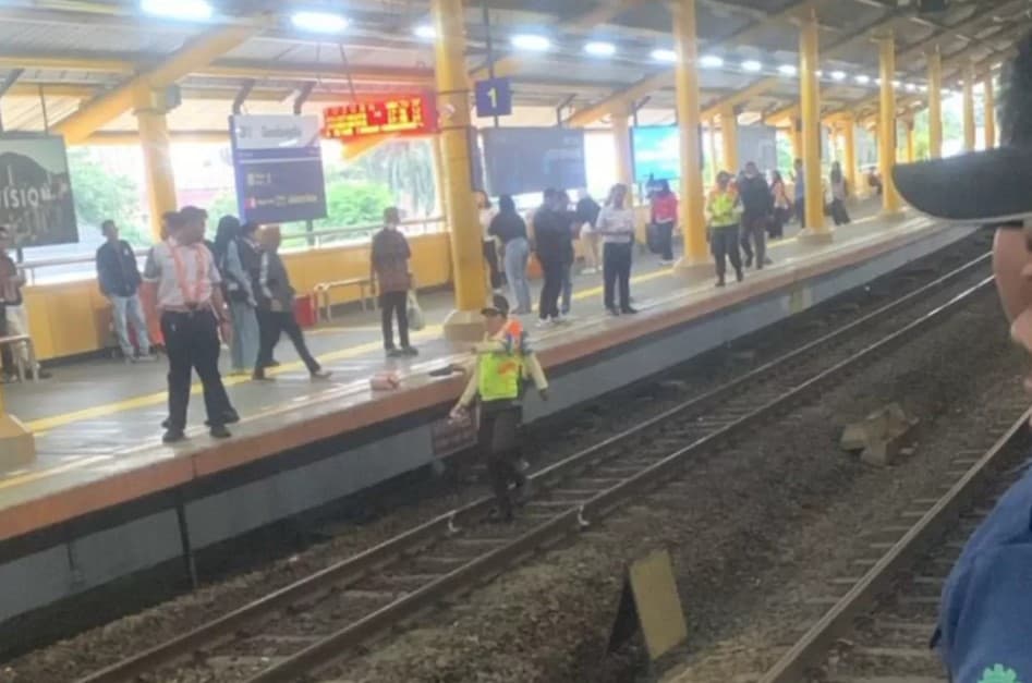 Viral Seorang Wanita Penumpang KRL Diduga Bunuh Diri di Stasiun Gondangdia. (Foto: X @kabarpenumpang)
