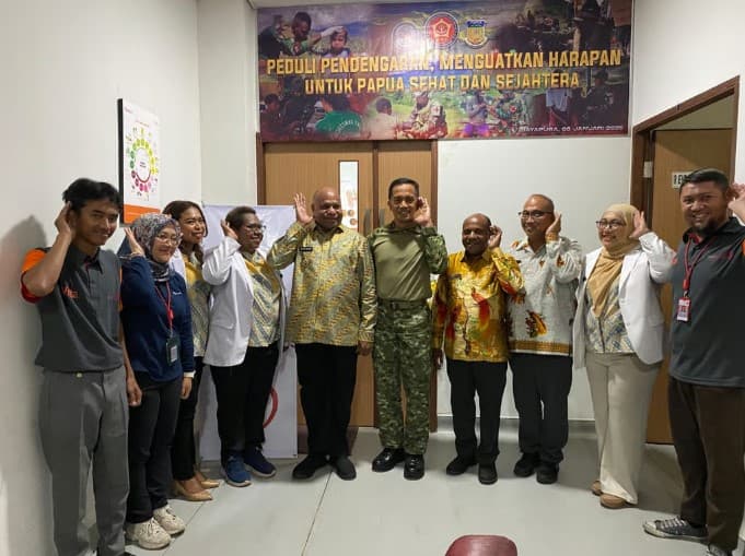 Kogabwilhan III Dorong Kesehatan Inklusif di Papua lewat Bantuan Alat Bantu Dengar dan Sembako.