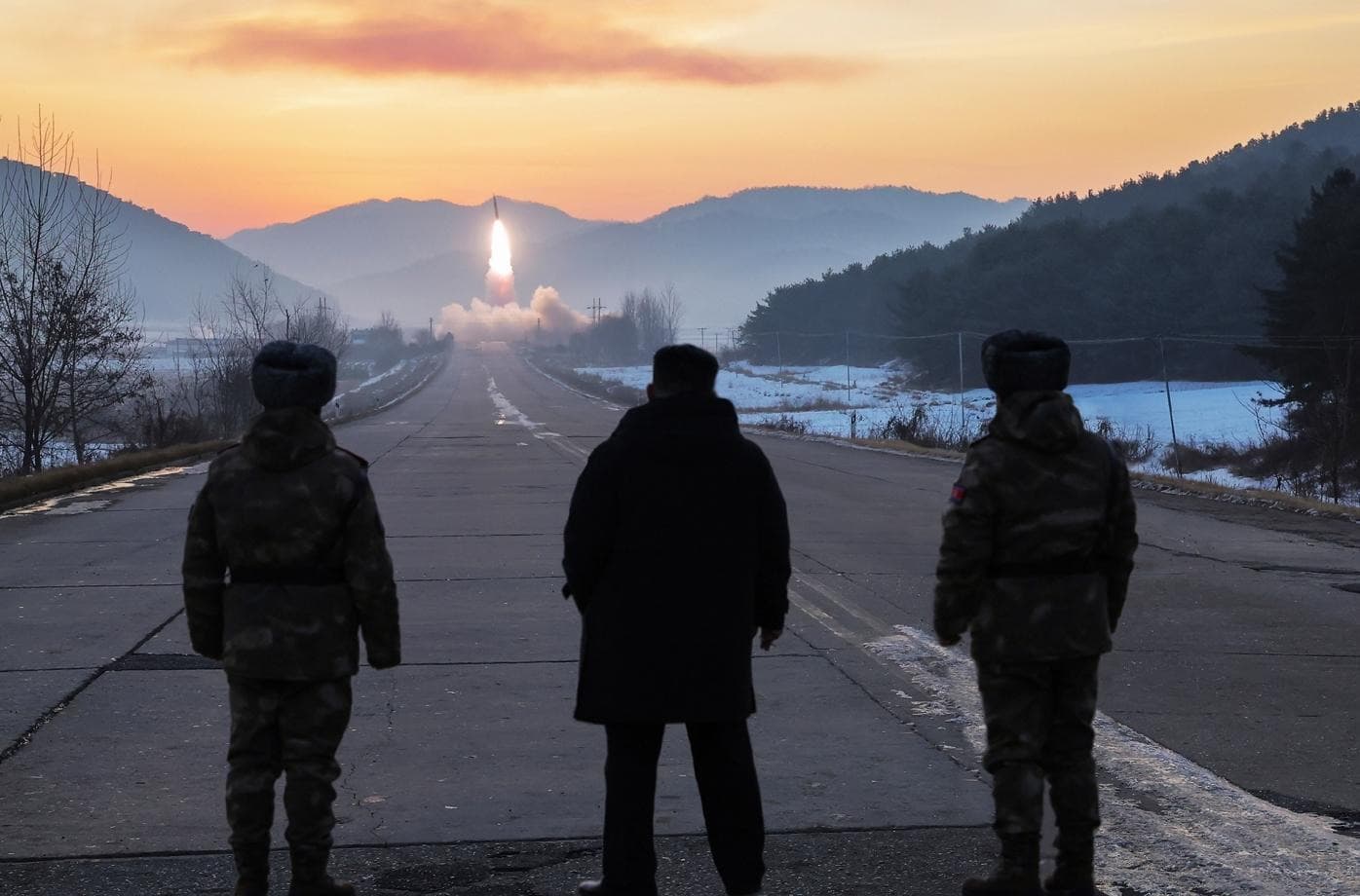 Pemimpin Korut Kim Jong-un (tengah) mengawasi uji peluncuran rudal hipersoik di Pyeongyang, Minggu 4 Januari 2026. Foto: Yonhap