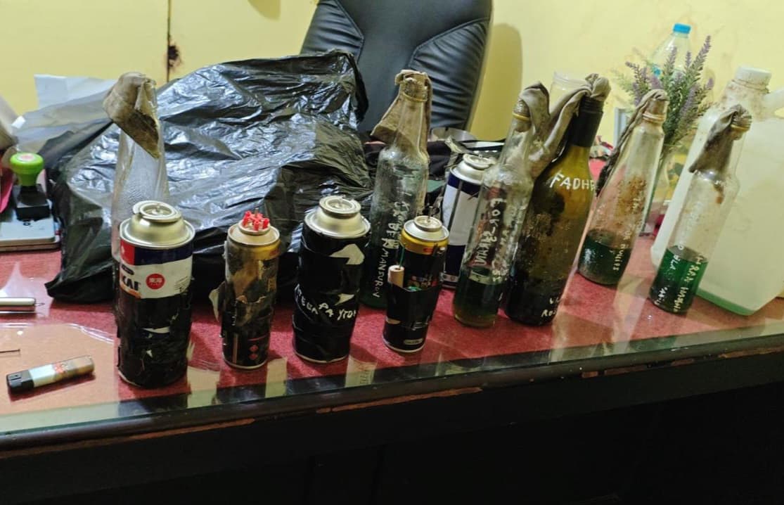 Temuan bom molotov dalam kasus ledakan di SMPN 3 Sungai Raya, Kalimantan Barat (Foto: Densus 88)