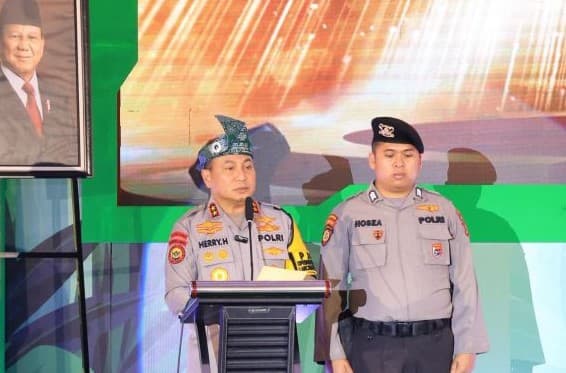 Sambil Tahan Air Mata, Kapolda Riau Bacakan Puisi untuk Reno K9 Sang Pahlawan Tanpa Suara yang Gugur dalam Misi Kemanusiaan. (Foto: Instagram @greenpolicing)