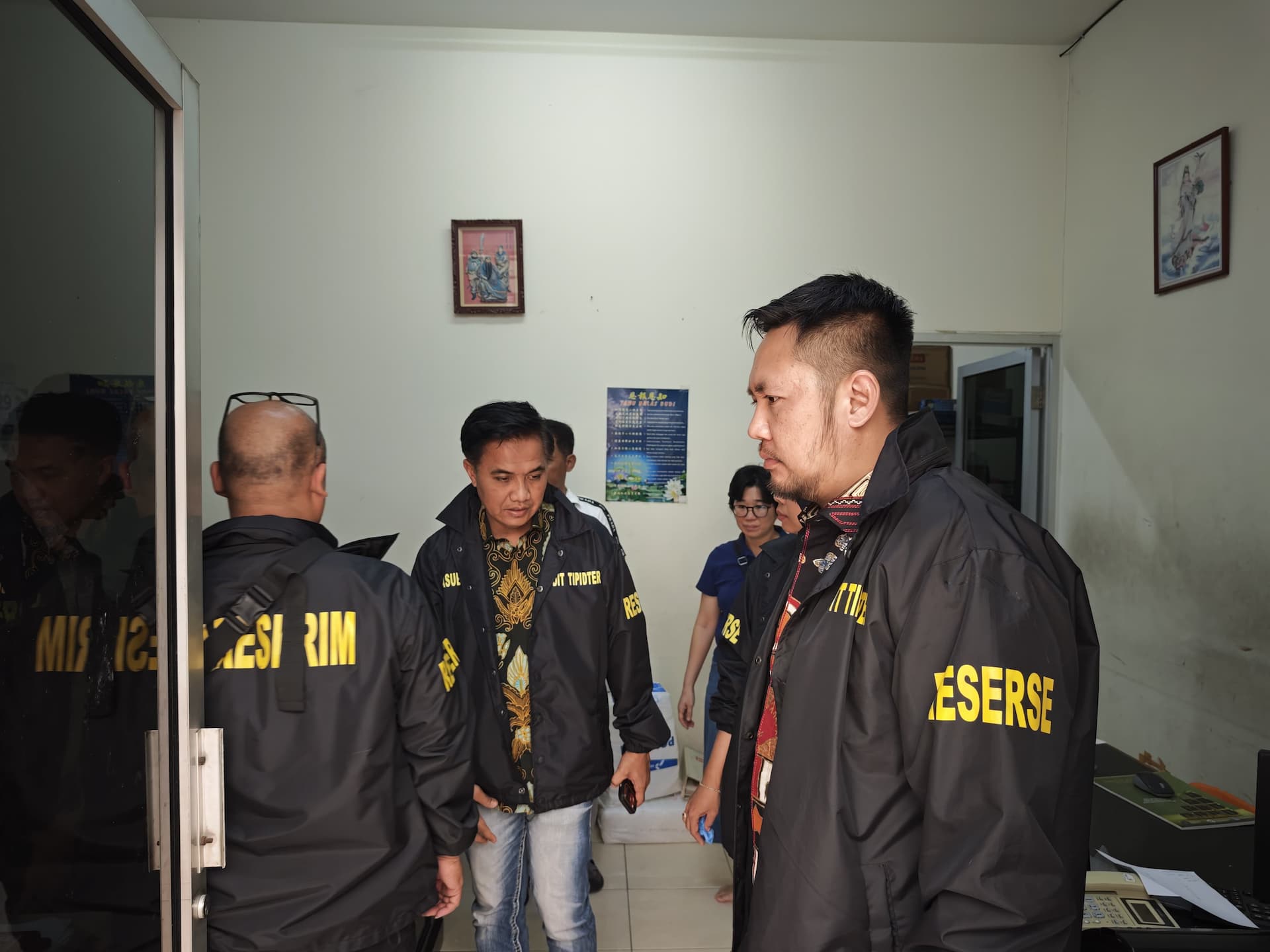 Kegiatan penggeledahan oleh Bareskrim Polri di Kantor PT MMS. (Foto: dok. Polri)