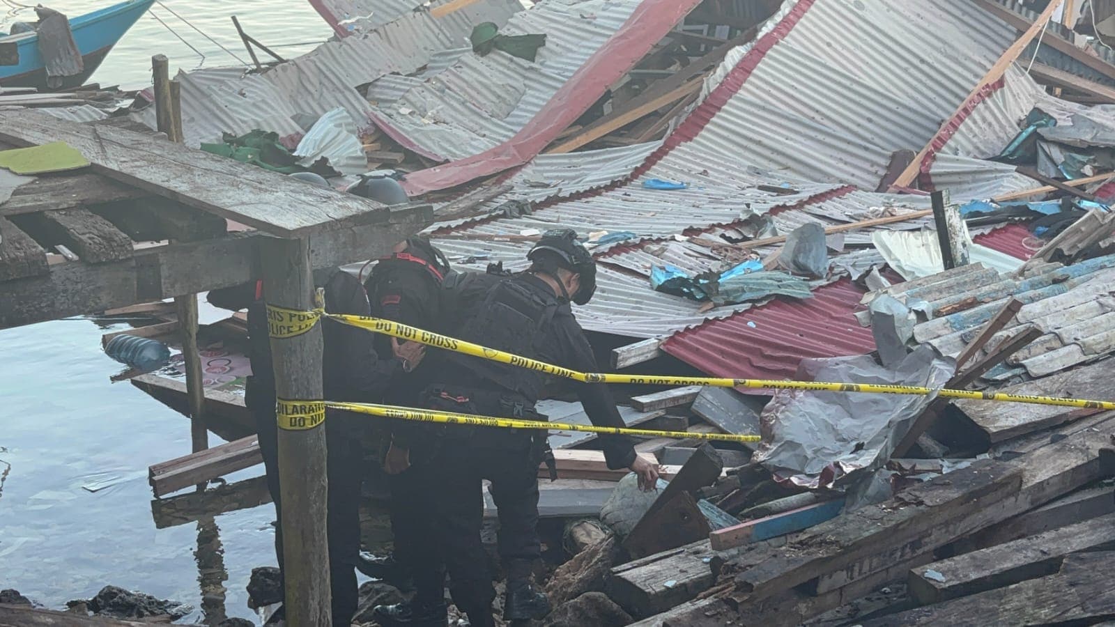 Kegiatan pencarian korban ledakan di Biak Numfor, Papua. (Foto: dok. Polri)