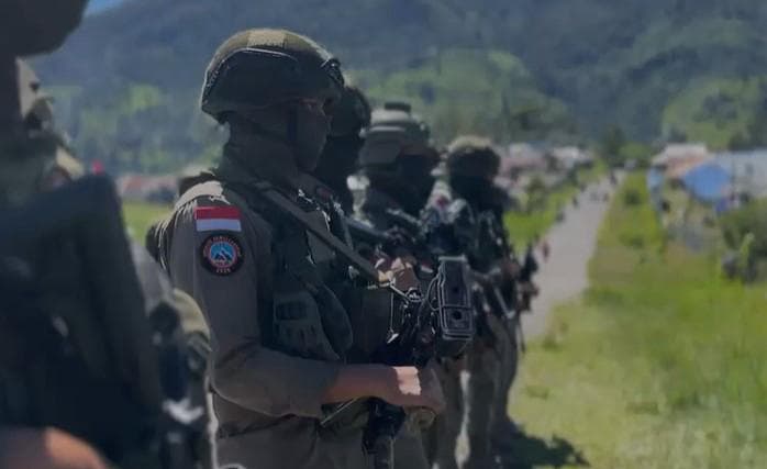 Personel Satgas Operasi Damai Cartenz 2026 melakukan patroli di Distrik Sinak, Papua Tengah. (Foto: dok. Polri)